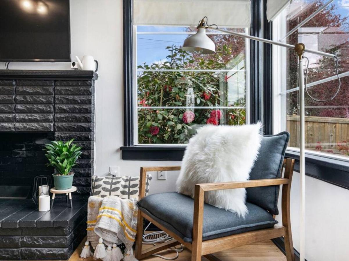 Picture Perfect Bungalow In The Heart Of Dt Vancouver Exterior photo
