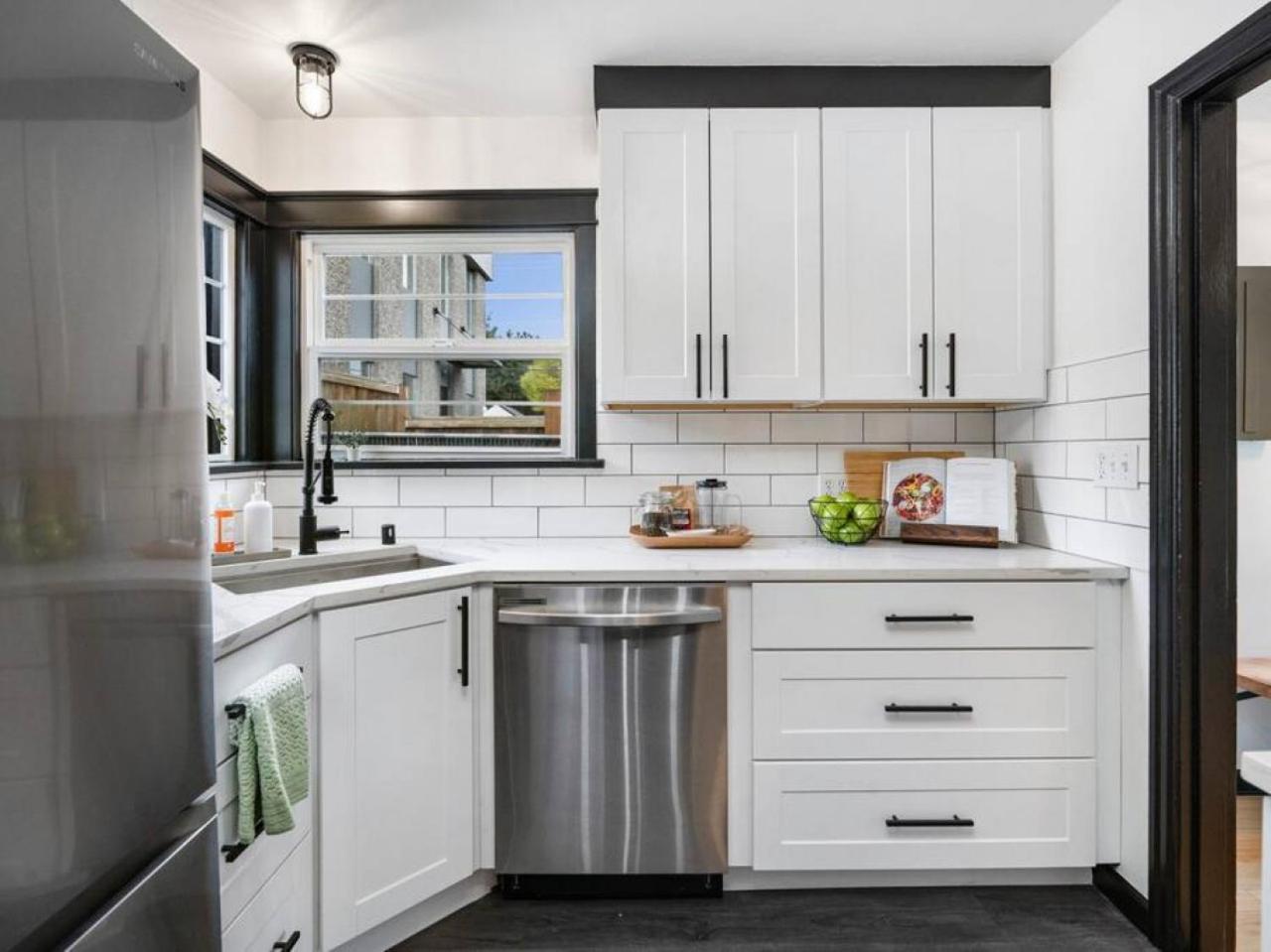 Picture Perfect Bungalow In The Heart Of Dt Vancouver Exterior photo