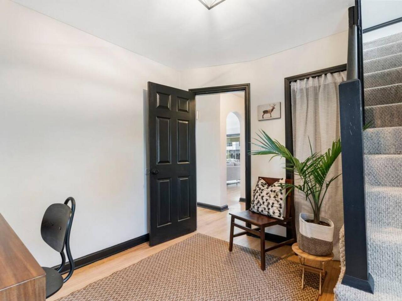 Picture Perfect Bungalow In The Heart Of Dt Vancouver Exterior photo