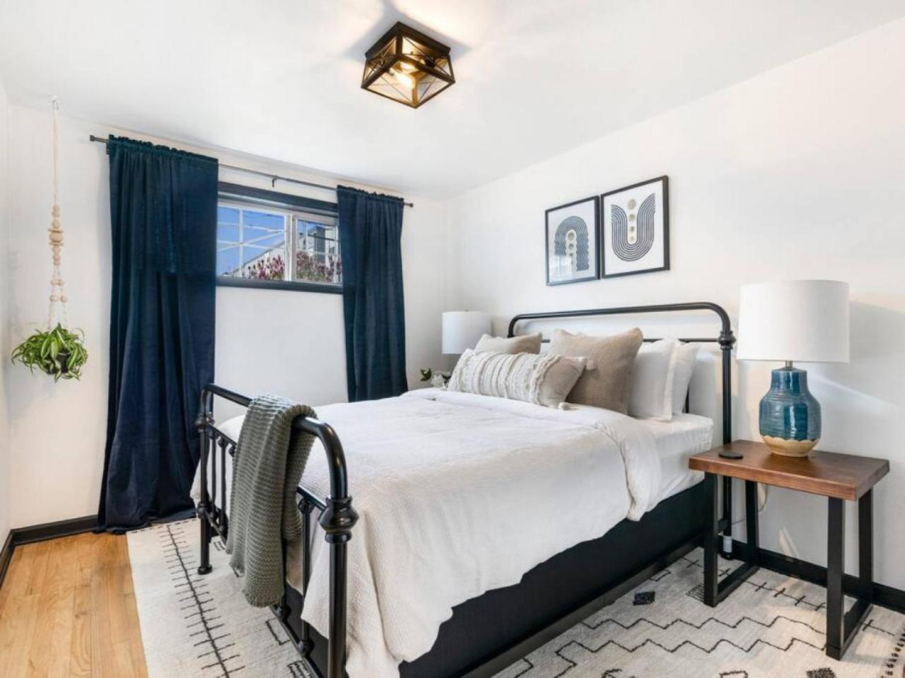 Picture Perfect Bungalow In The Heart Of Dt Vancouver Exterior photo